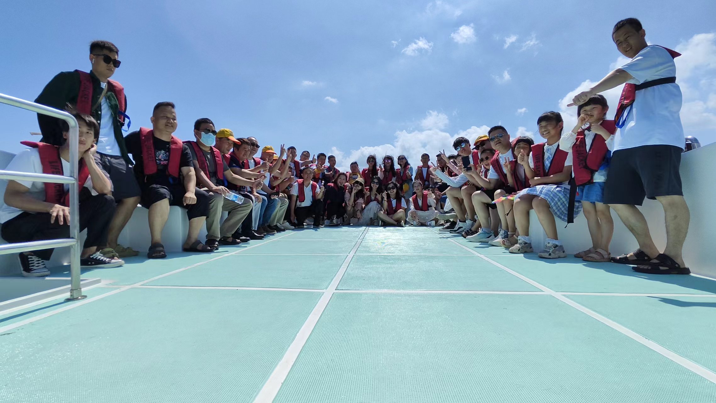 游艇合照新.jpg 游艇合照新.jpg